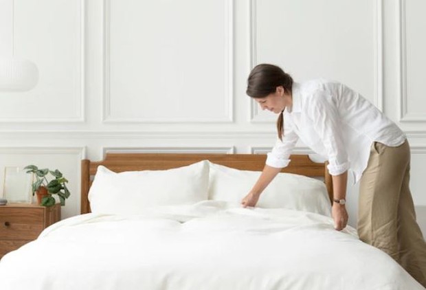 Perempuan menata kasur