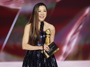 Michelle Yeoh Bahagia Terima Kemenangan di Golden Globe Michelle Yeoh Bahagia Terima Kemenangan di Golden Globe