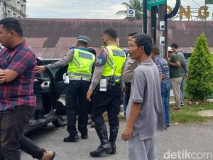 Mobil Sigra Seruduk 2 Motor di Pekanbaru, 1 Tewas Mobil Sigra Seruduk 2 Motor di Pekanbaru, 1 Tewas