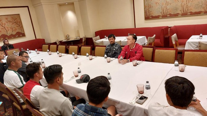 Mochamad Iriawan bersama perwakilan pemain Timnas Indonesia.