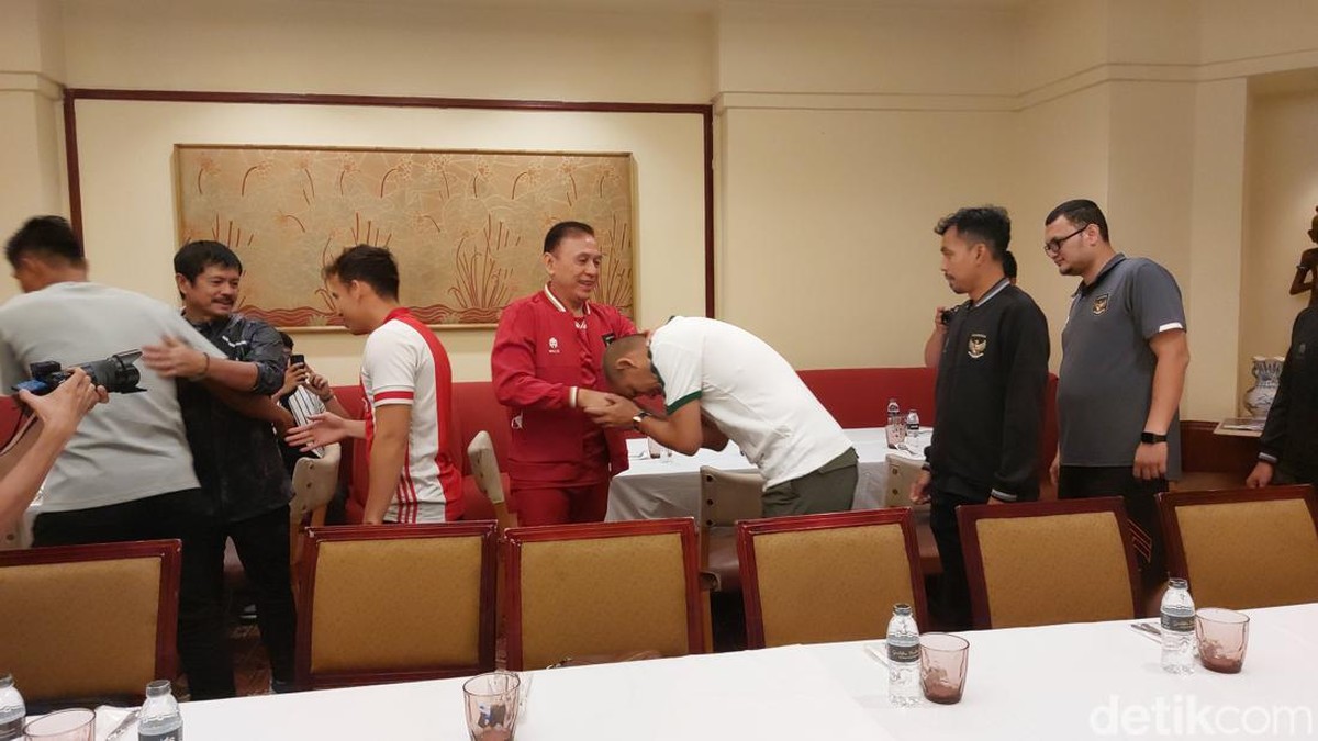 Ketum PSSI, Mochamad Iriawan, mengobrol dari hati ke hati dengan penggawa Timnas Indonesia. (Foto: detikcom/Randy Prasatya)