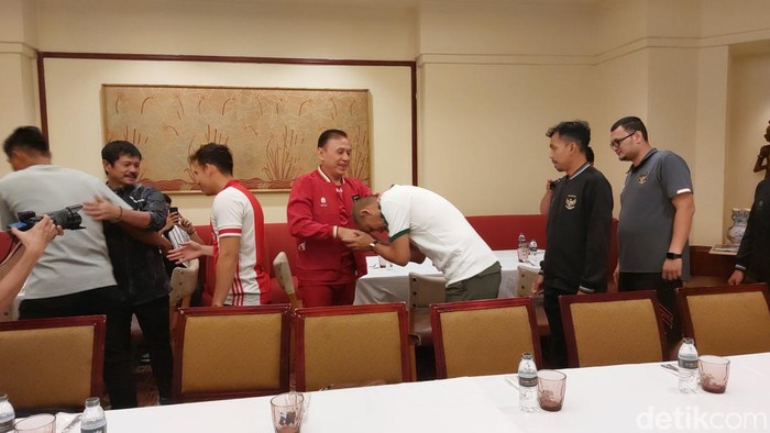 Ketum PSSI, Mochamad Iriawan, mengobrol dari hati ke hati dengan pemain Timnas Indonesia.