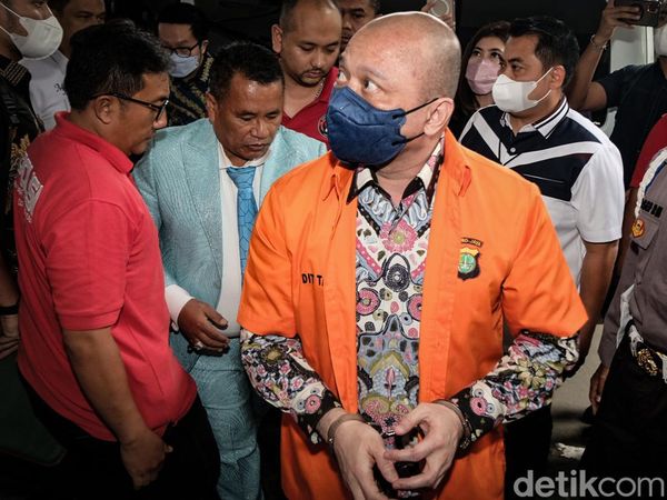 Irjen Teddy Minahasa Tiba di Kejari Jakbar Didampingi Hotman Paris