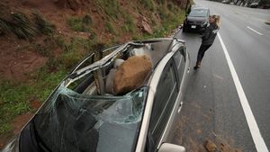 Ngeri! Gegara Badai Batu-batu Ini Jatuh Timpa Mobil