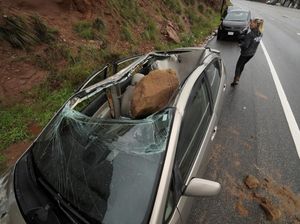 Ngeri! Gegara Badai Batu-batu Ini Jatuh Timpa Mobil Ngeri! Gegara Badai Batu-batu Ini Jatuh Timpa Mobil