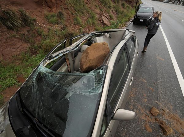 Ngeri! Gegara Badai Batu-batu Ini Jatuh Timpa Mobil