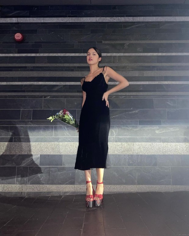 Olivia Rodrigo dengan dress hitam/Sumber: IG @oliviarodrigo