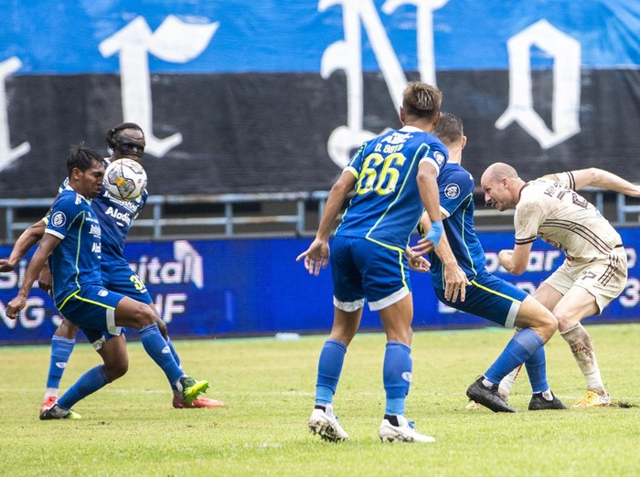 Pesepakbola Persib Bandung Dedi Kusnandar (tengah) berebut bola dengan pesepakbola Persija Jakarta Hanno Behrens (kiri) saat menjalani laga tunda BRI Liga 1 di Stadion Gelora Bandung Lautan Api, Bandung, Jawa Barat, Rabu (11/1/2023). Hingga turun minum, skor semantara imbang 0-0. ANTARA FOTO/Raisan Al Farisi/rwa.