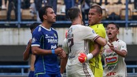 Maung Bandung mendapat penalti setelah bola tendangan bebas Ezra Walian mengenai tangan Rio Fahmi pada menit ke-42. Beckham Putra yang menjadi eksekutor gagal menjalankan tugasnya, tendangannya dihalau Andritany.
