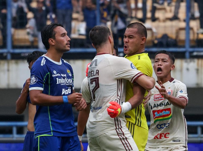 Pesepakbola Persib Bandung Dedi Kusnandar (tengah) berebut bola dengan pesepakbola Persija Jakarta Hanno Behrens (kiri) saat menjalani laga tunda BRI Liga 1 di Stadion Gelora Bandung Lautan Api, Bandung, Jawa Barat, Rabu (11/1/2023). Hingga turun minum, skor semantara imbang 0-0. ANTARA FOTO/Raisan Al Farisi/rwa.