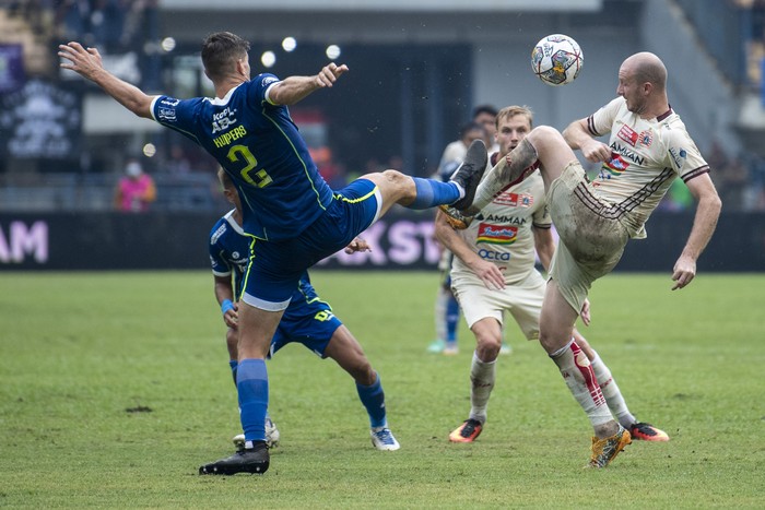 Pesepakbola Persib Bandung Dedi Kusnandar (tengah) berebut bola dengan pesepakbola Persija Jakarta Hanno Behrens (kiri) saat menjalani laga tunda BRI Liga 1 di Stadion Gelora Bandung Lautan Api, Bandung, Jawa Barat, Rabu (11/1/2023). Hingga turun minum, skor semantara imbang 0-0. ANTARA FOTO/Raisan Al Farisi/rwa.