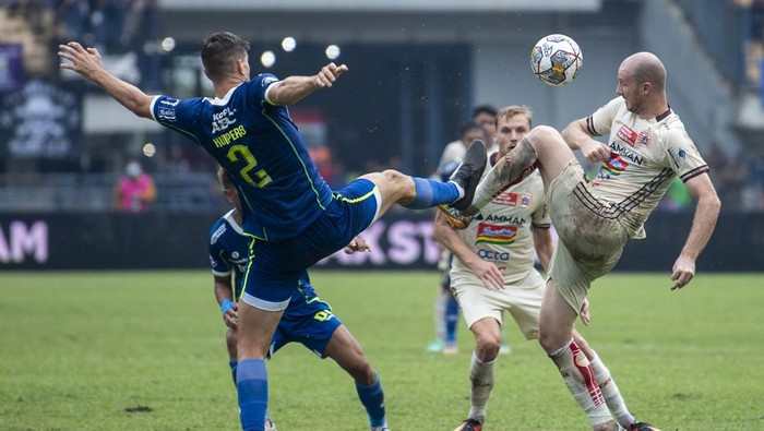 Pesepakbola Persib Bandung Dedi Kusnandar (tengah) berebut bola dengan pesepakbola Persija Jakarta Hanno Behrens (kiri) saat menjalani laga tunda BRI Liga 1 di Stadion Gelora Bandung Lautan Api, Bandung, Jawa Barat, Rabu (11/1/2023). Hingga turun minum, skor semantara imbang 0-0. ANTARA FOTO/Raisan Al Farisi/rwa.