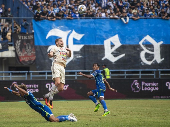 Pesepakbola Persib Bandung Dedi Kusnandar (tengah) berebut bola dengan pesepakbola Persija Jakarta Hanno Behrens (kiri) saat menjalani laga tunda BRI Liga 1 di Stadion Gelora Bandung Lautan Api, Bandung, Jawa Barat, Rabu (11/1/2023). Hingga turun minum, skor semantara imbang 0-0. ANTARA FOTO/Raisan Al Farisi/rwa.