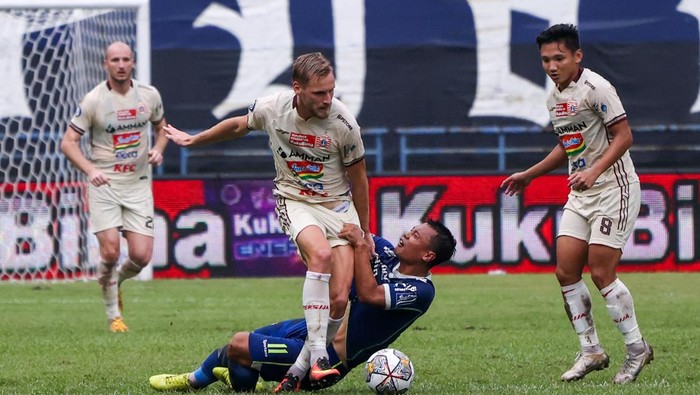 PERSIB BANDUNG MELAWAN PERSIJA JAKARTA Pesepakbola Persib Bandung Dedi Kusnandar (tengah) berebut bola dengan pesepakbola Persija Jakarta Hanno Behrens (kiri) saat menjalani laga tunda BRI Liga 1 di Stadion Gelora Bandung Lautan Api, Bandung, Jawa Barat, Rabu (11/1/2023). Hingga turun minum, skor semantara imbang 0-0. ANTARA FOTO/Raisan Al Farisi/rwa.
