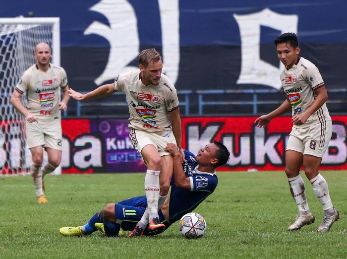 Pesepakbola Persib Bandung Dedi Kusnandar (tengah) berebut bola dengan pesepakbola Persija Jakarta Hanno Behrens (kiri) saat menjalani laga tunda BRI Liga 1 di Stadion Gelora Bandung Lautan Api, Bandung, Jawa Barat, Rabu (11/1/2023). Hingga turun minum, skor semantara imbang 0-0. ANTARA FOTO/Raisan Al Farisi/rwa.