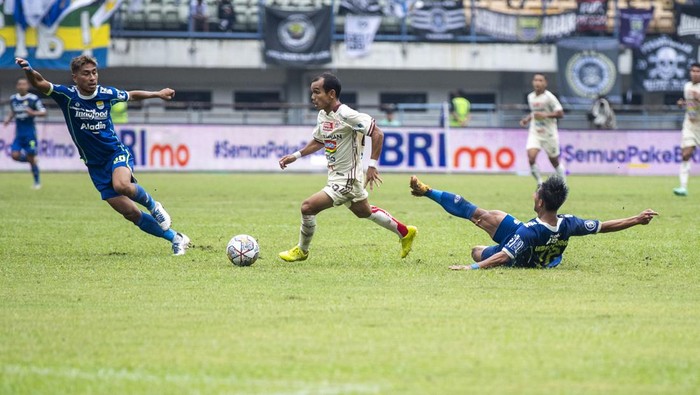 Pesepakbola Persib Bandung Dedi Kusnandar (tengah) berebut bola dengan pesepakbola Persija Jakarta Hanno Behrens (kiri) saat menjalani laga tunda BRI Liga 1 di Stadion Gelora Bandung Lautan Api, Bandung, Jawa Barat, Rabu (11/1/2023). Hingga turun minum, skor semantara imbang 0-0. ANTARA FOTO/Raisan Al Farisi/rwa.