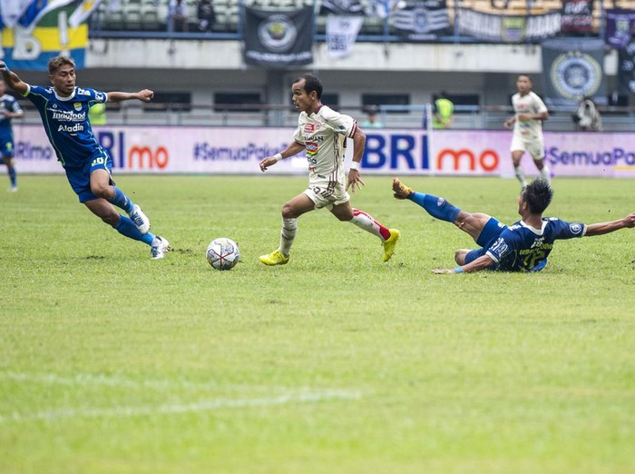 Pesepakbola Persib Bandung Dedi Kusnandar (tengah) berebut bola dengan pesepakbola Persija Jakarta Hanno Behrens (kiri) saat menjalani laga tunda BRI Liga 1 di Stadion Gelora Bandung Lautan Api, Bandung, Jawa Barat, Rabu (11/1/2023). Hingga turun minum, skor semantara imbang 0-0. ANTARA FOTO/Raisan Al Farisi/rwa.