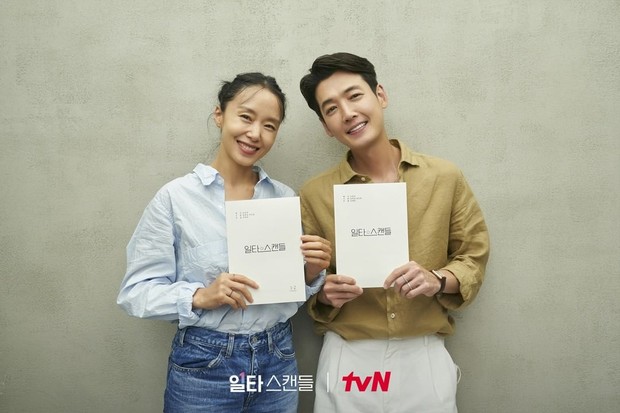 Potret Jeon Do Yeon dan Jung Kyung Ho/ Foto: instagram.com/tvn_drama Potret Jeon Do Yeon dan Jung Kyung Ho dalam pembacaan naskah drama Crash Course in Romance