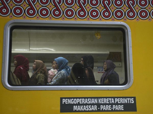 Antusias Warga Jajal Kereta Api Pertama di Sulawesi, Gratis!