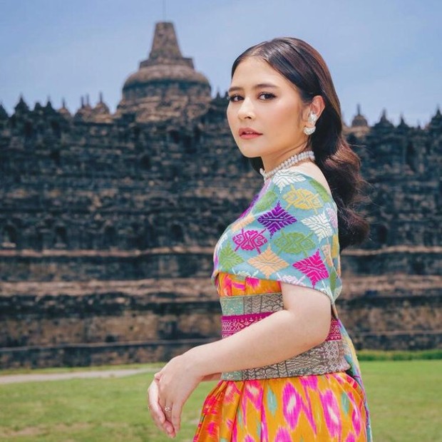 Prilly Latunconsina Prilly Latunconsina sosok artis yang inspiratif dan menjadi dosen tamu di UGM