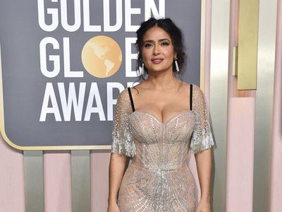 Gaya Salma Hayek dengan Dress Menerawang di Golden Globe 2023