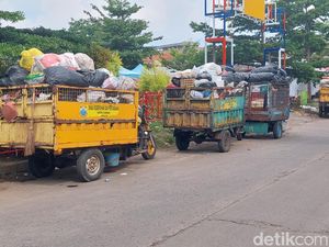 Emak-emak di Cimahi Ngeluh Sampah Numpuk dan Telat Diangkut Emak-emak di Cimahi Ngeluh Sampah Numpuk dan Telat Diangkut