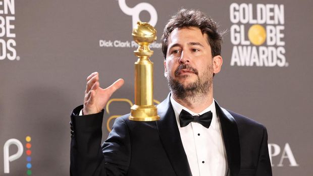 Santiago Mitre menang Golden Globe 2023 Santiago Mitre poses with his award for Best Non-English Language Film award for