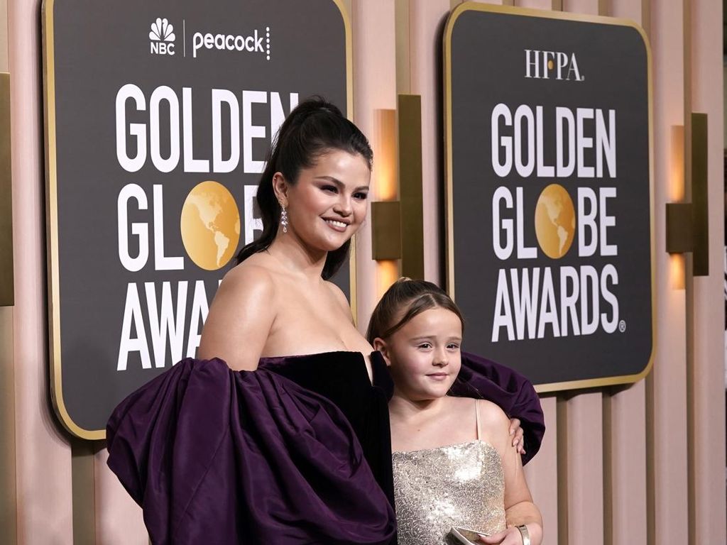 Keep Smile! Selena Gomez Ajak Adik ke Golden Globe 2023