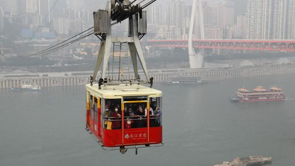 Sensasi Melintasi Sungai Yangtze di China dengan Kereta Gantung