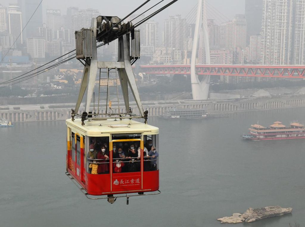 Sensasi Melintasi Sungai Yangtze di China dengan Kereta Gantung