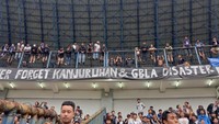 Spanduk itu sebagai tanda sepak bola Indonesia masih berduka cita dan menuntut rasa keadilan bagi para korban dan keluarganya agar bisa diusut tuntas. 