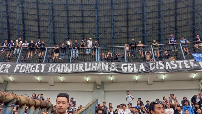Aksi solidaritas kembali dilakukan oleh kelompok suporter dari Gerakan Sepak Bola untuk Rakyat (GSR) di laga tunda pekan ke-11 antara Persib vs Persija.
