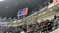 Isi pesan itu mengajak penonton untuk kembali memutar memori kelam, bahwa mereka menolak lupa di Kanjuruhan Malang dan GBLA Bandung, keduanya sama-sama menyimpan catatan di hati para suporter Indonesia.