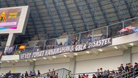 Suporter membentangkan spanduk bertuliskan ‘Never Forget Kanjuruhan & GBLA Disaster di Stadion Gelora Bandung Lautan Api (GBLA), Bandung, Rabu (11/01/2023).