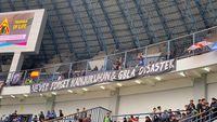 Spanduk Menolak Lupa Kanjuruhan Mejeng di Laga Persib Vs Persija