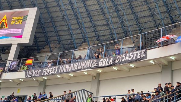 Spanduk Menolak Lupa Kanjuruhan Mejeng di Laga Persib Vs Persija