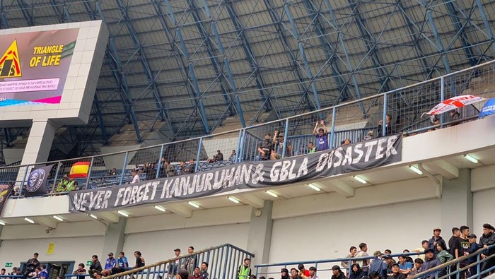 Spanduk Menolak Lupa Kanjuruhan Mejeng di Laga Persib Vs Persija Aksi solidaritas kembali dilakukan oleh kelompok suporter dari Gerakan Sepak Bola untuk Rakyat (GSR) di laga tunda pekan ke-11 antara Persib vs Persija.