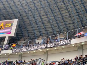 Spanduk Menolak Lupa Kanjuruhan Mejeng di Laga Persib Vs Persija Spanduk Menolak Lupa Kanjuruhan Mejeng di Laga Persib Vs Persija