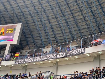 Spanduk Menolak Lupa Kanjuruhan Mejeng di Laga Persib Vs Persija