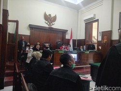 Pria Surabaya Pukul Lansia Pakai Gitar Dituntut 1 Tahun Penjara