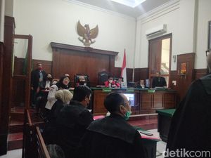 Pria Surabaya Pukul Lansia Pakai Gitar Dituntut 1 Tahun Penjara Pria Surabaya Pukul Lansia Pakai Gitar Dituntut 1 Tahun Penjara