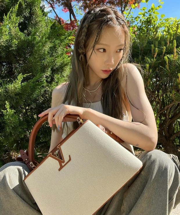 Gaya Taeyeon SNSD Memakai Beberapa Koleksi Tas Mewah dari Louis Vuitton
