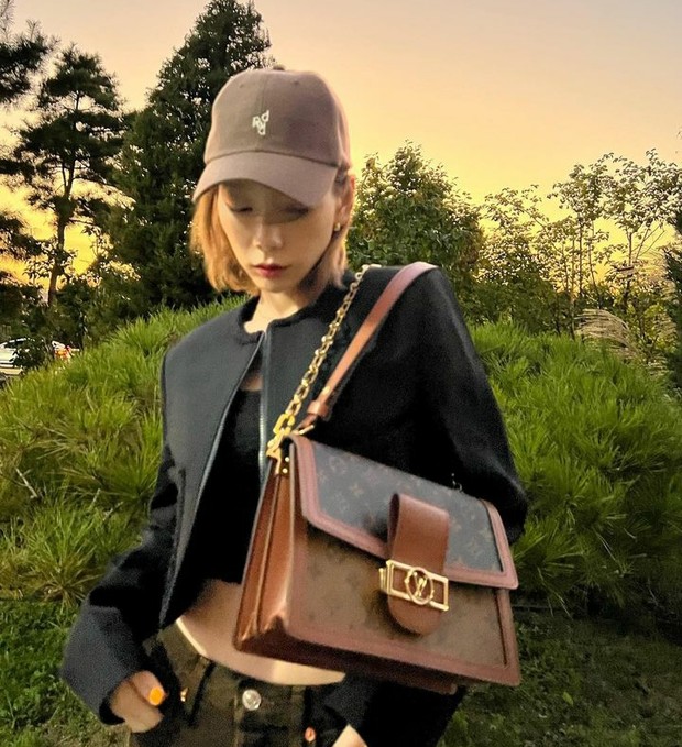 Gaya Taeyeon SNSD Memakai Beberapa Koleksi Tas Mewah dari Louis Vuitton