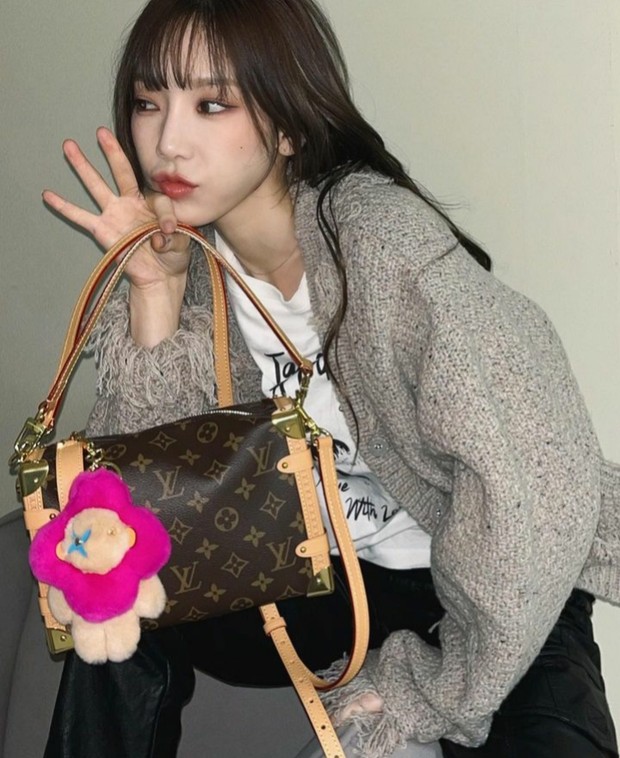 Gaya Taeyeon SNSD Memakai Beberapa Koleksi Tas Mewah dari Louis Vuitton