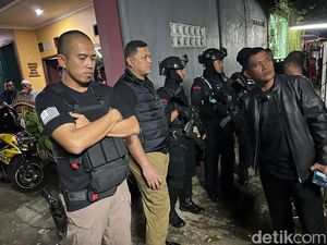 Polisi Sampai Turunkan Sniper demi Bebaskan Anak Disandera Ayah di Depok Polisi Sampai Turunkan Sniper demi Bebaskan Anak Disandera Ayah di Depok