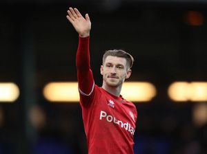 Fans Bola Girang Klub Menang, Gratiskan Foto-Video Syur Istri Sendiri