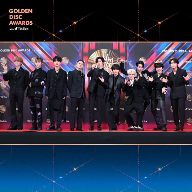 Gaya Pakaian Terbaik Idol K-Pop di Red Carpet Golden Disc Awards 2023