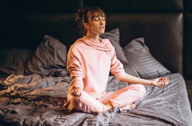 Yoga sebelum tidur/ foto: Freepik/ senivpetro Perempuan sedang yoga