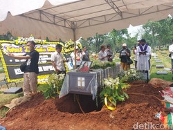 Duka Keluarga Saat Angela Korban Mutilasi 1 Pusara dengan Putrinya