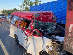 Penampakan Angkot Berpenumpang Ringsek Usai Tertabrak Truk di Tol Tangerang Penampakan Angkot Berpenumpang Ringsek Usai Tertabrak Truk di Tol Tangerang